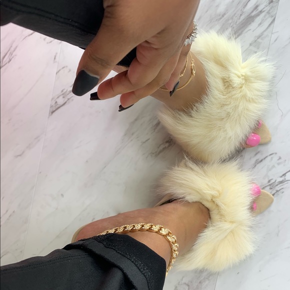 🕊 Blanc Faux Fur Mules 🕊 - Picture 3 of 6